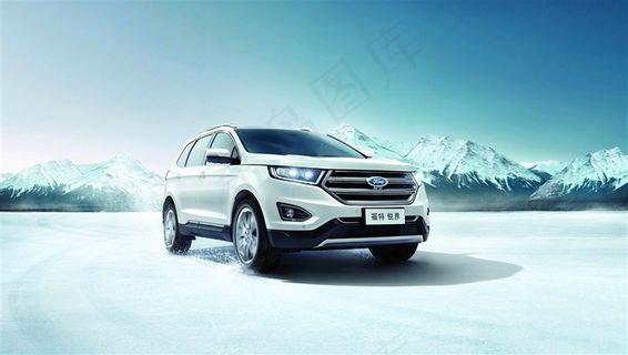 行驶在雪山下结冰路面的美国福特锐界城市型越野车