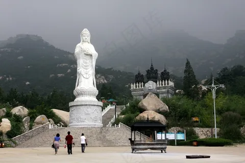 山脚下的石雕观音像 山脚下的石雕观音像