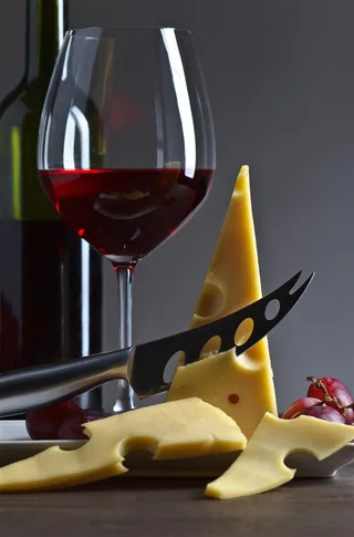 桌子上的奶酪和红酒