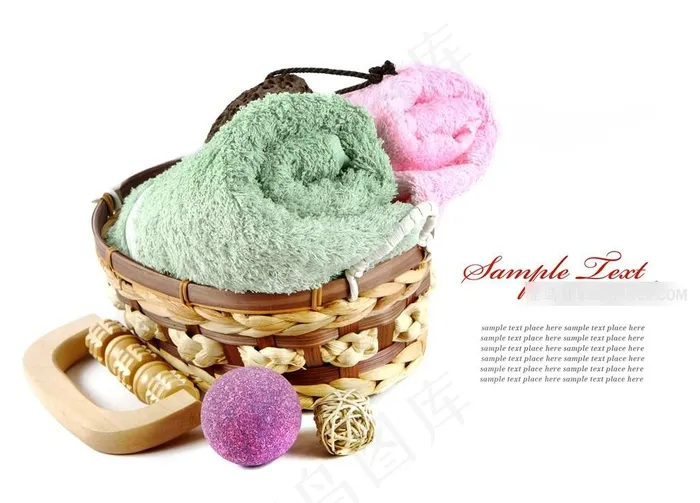 按摩工具与篮子里的毛巾