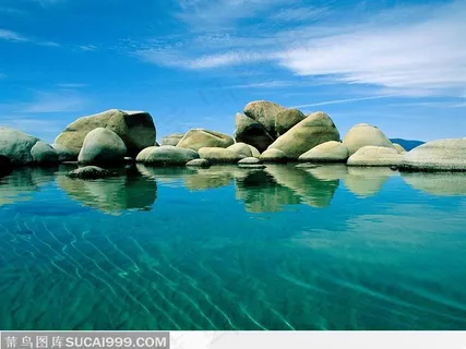 清澈湖水中的鹅卵石