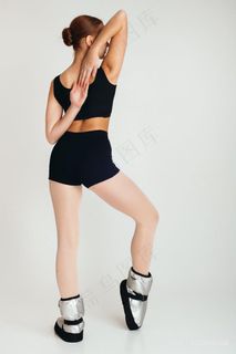 拉伸肩部后背动作瑜伽图片