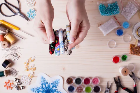 用于制作珠宝的珠子和工具手工制作的准备顶视图手工串珠准备 用于制作珠宝的珠子和工具手工制作的准备顶视图手工串珠准备