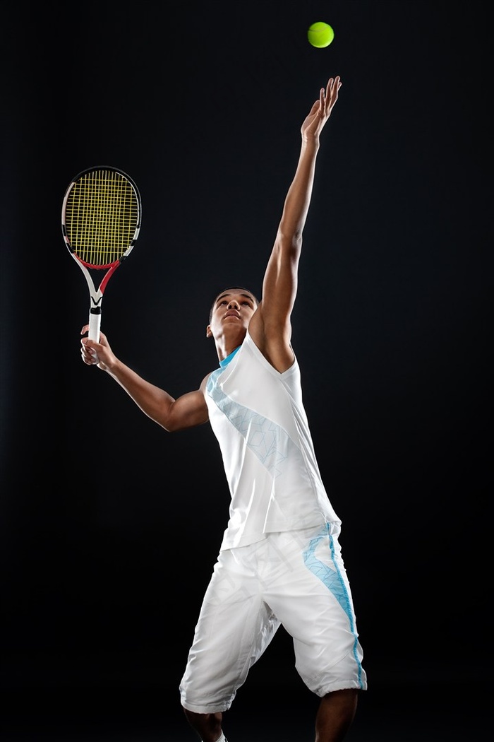 在发球的白衣网球男孩摄影高清图片