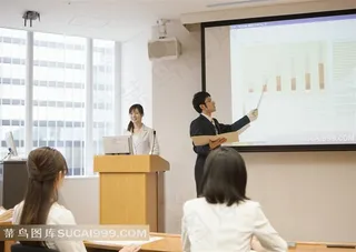 演讲台的商务人士演讲数据分析图动作