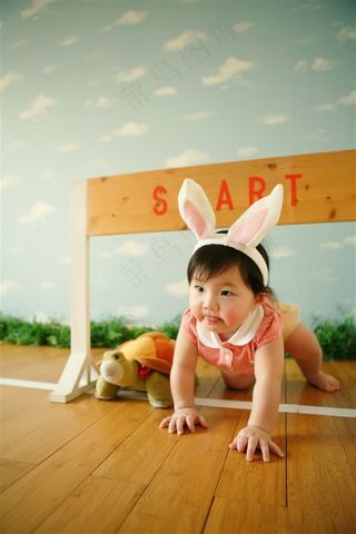 俯卧着的可爱幼儿