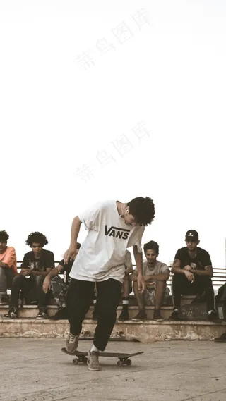 玩滑板的男生图片