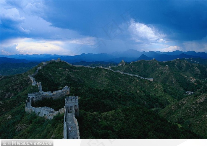 崇山峻岭上的长城与植物
