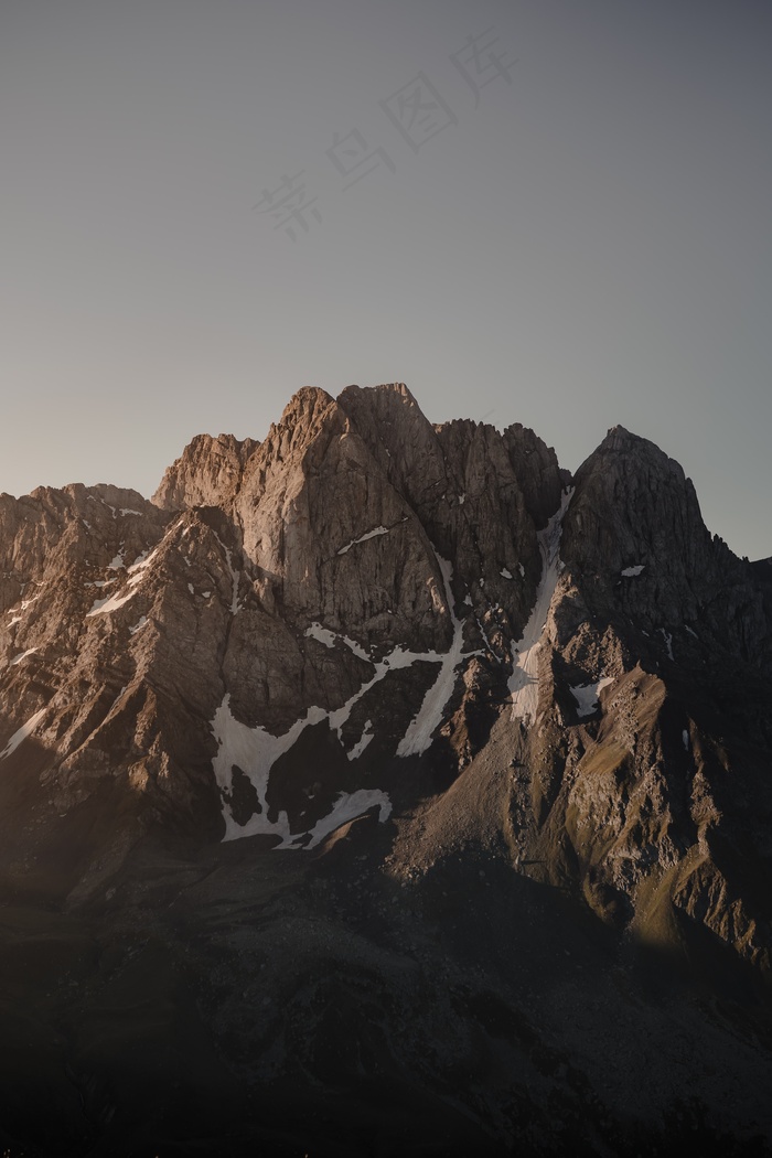 巍峨高耸石头山图片