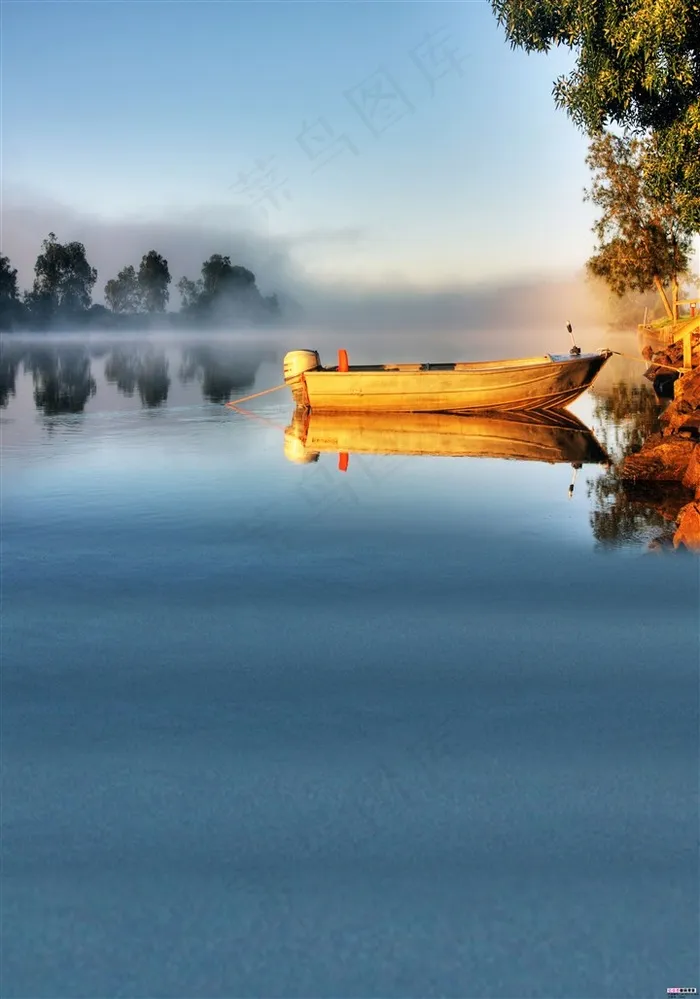 悄静的河边风景