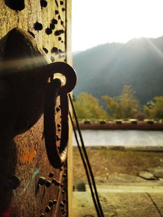 清晨复古锈迹斑斑门环剪影