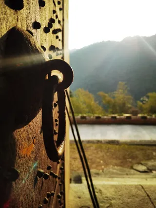 清晨复古锈迹斑斑门环剪影