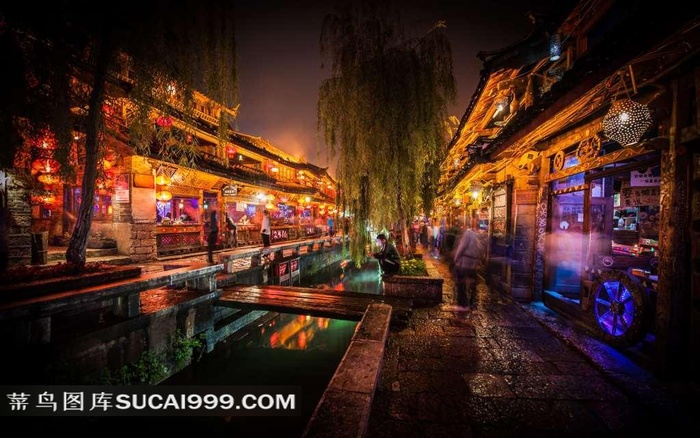 夜晚古城河边的人物