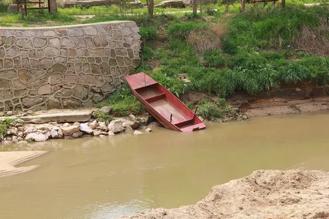 河边旧船小船废弃小船