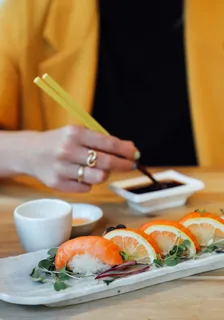 三文鱼握寿司图片
