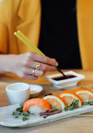 三文鱼握寿司图片