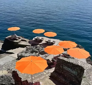 蓝色海边优雅风景图