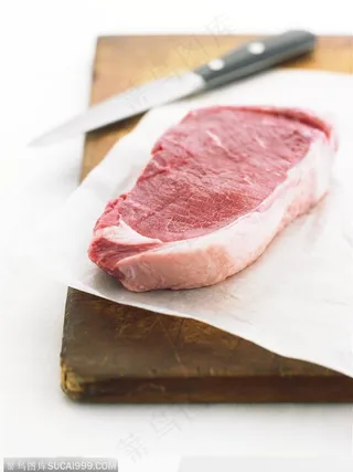 新鲜食材-木板上的鲜肉