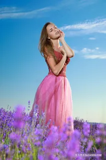 站在薰衣草花海中的人体美少女艺术写真摄影图片 站在薰衣草花海中的人体美少女艺术写真摄影图片