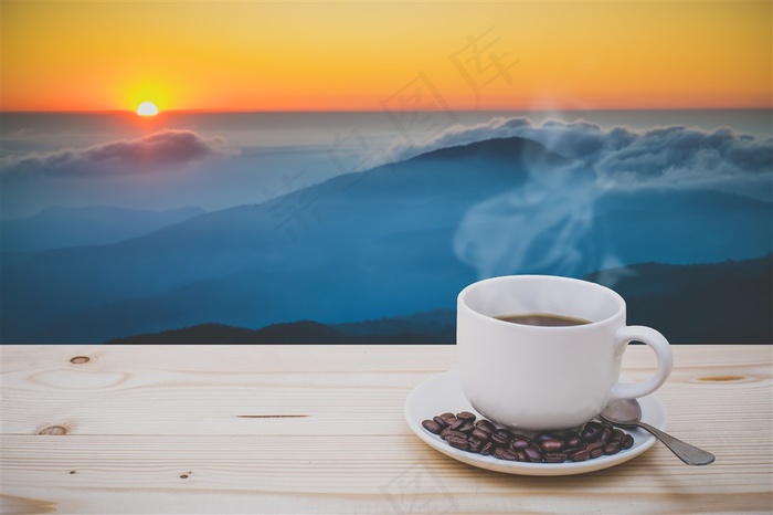 黄昏下的咖啡杯