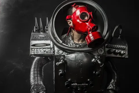 穿着金属机械战甲戴着防毒面具的宇航员战士高清图片