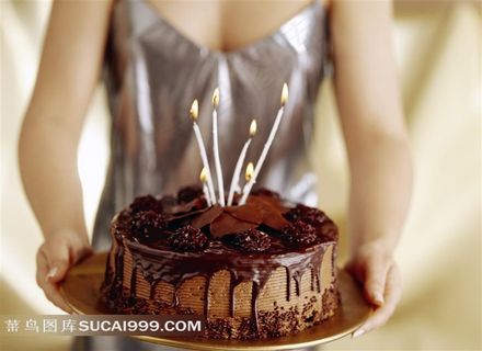 双手捧着巧克力生日蛋糕