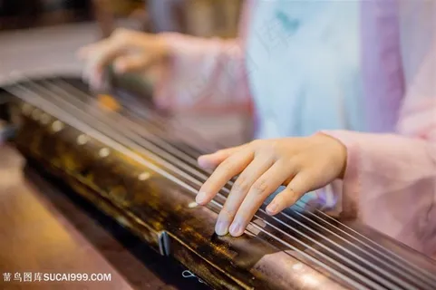 穿中国传统服饰的女性弹奏古琴