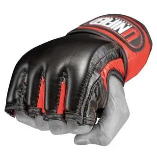 手拿着 MMA 手套 PNG免抠