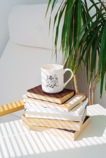 咖啡杯和书籍图片