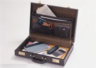 箱子-打开的的皮箱放满了办公用品