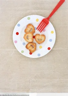 彩色盘子里的心形饼干