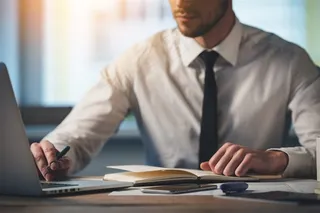 商务男士在用笔记本电脑