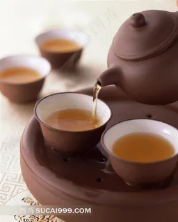 往茶碗里倒水的紫砂壶 往茶碗里倒水的紫砂壶