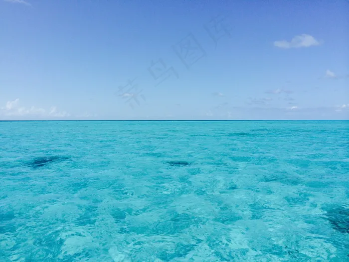 碧蓝色的大海图片