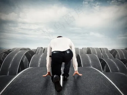 在齿轮公路上做起跑姿势的商人高清图片