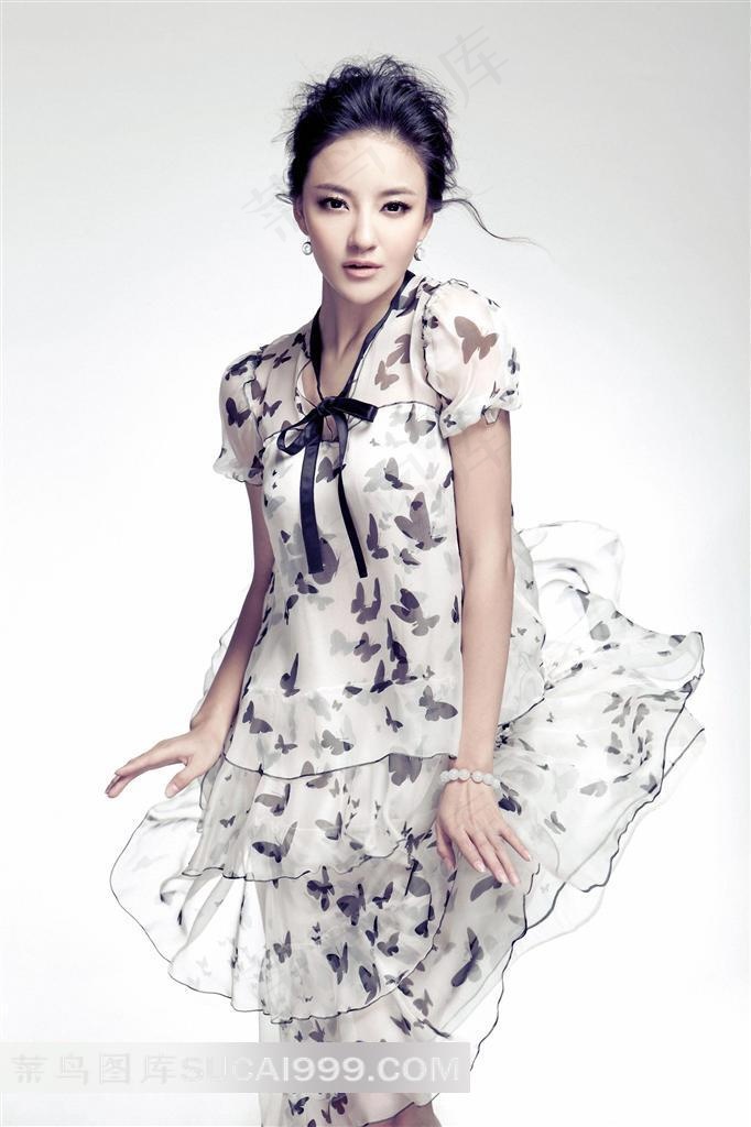 蝴蝶图案清凉长裙清纯美女摄影高清图片