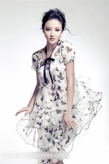 蝴蝶图案清凉长裙清纯美女摄影高清图片