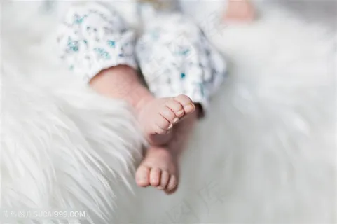 小脚丫可爱活泼宝宝