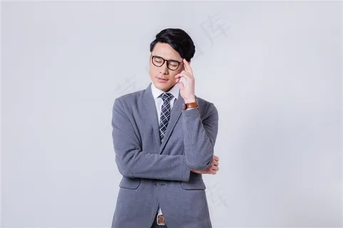闭眼思考的商务男士 闭眼思考的商务男士