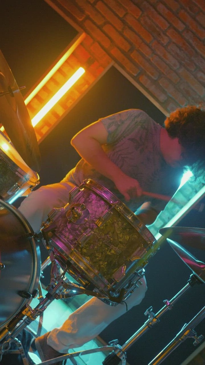 男孩在演讲中巧妙地打鼓