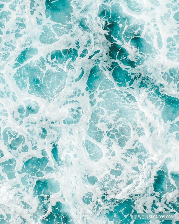 清澈的涨潮海水