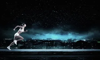 夜色下跑步的女性