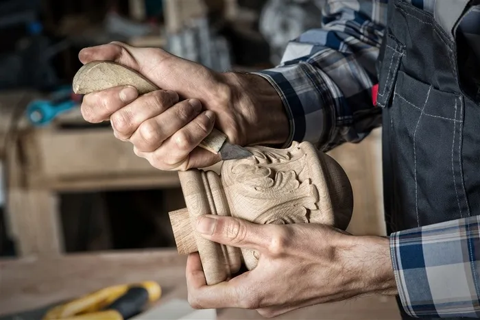 雕刻木纹的工匠图片