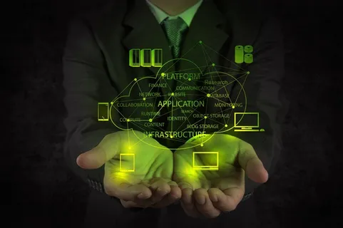 正在做数据分析的商务人士高清图片素材