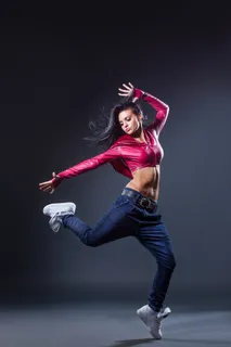 红色皮衣牛仔裤美女图片 红色皮衣牛仔裤美女图片