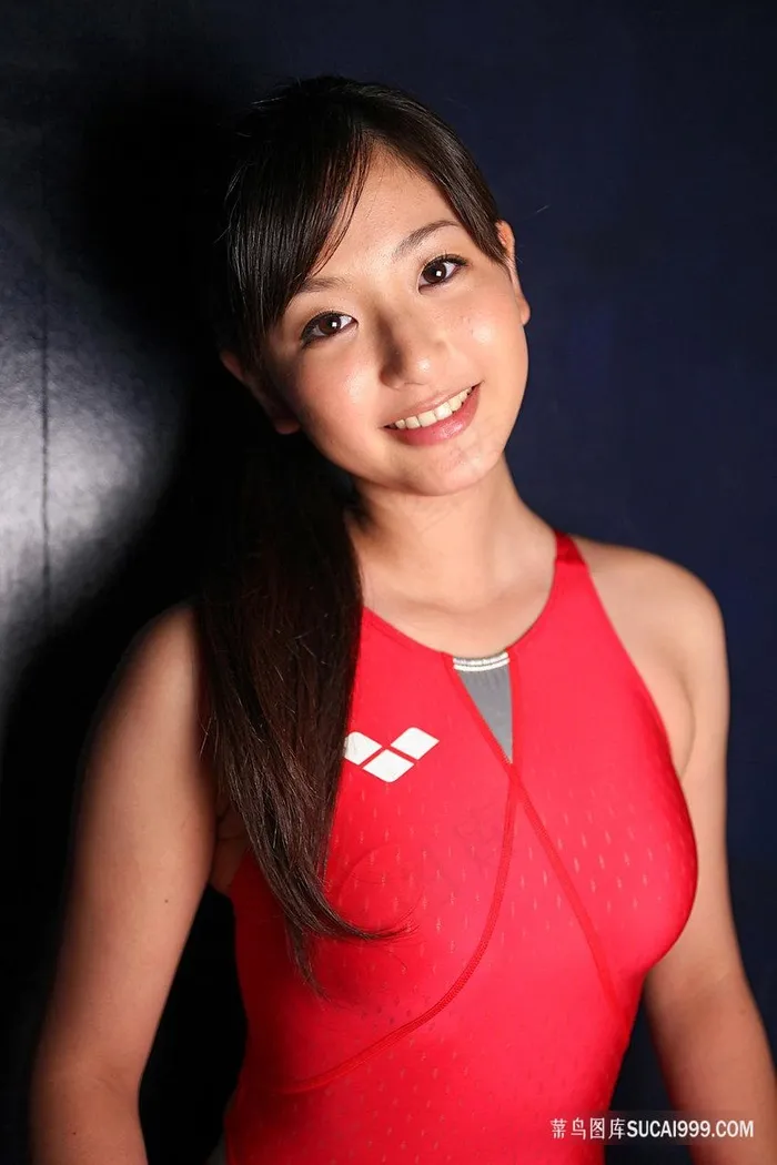 穿红色泳装的清纯可爱日本美少女