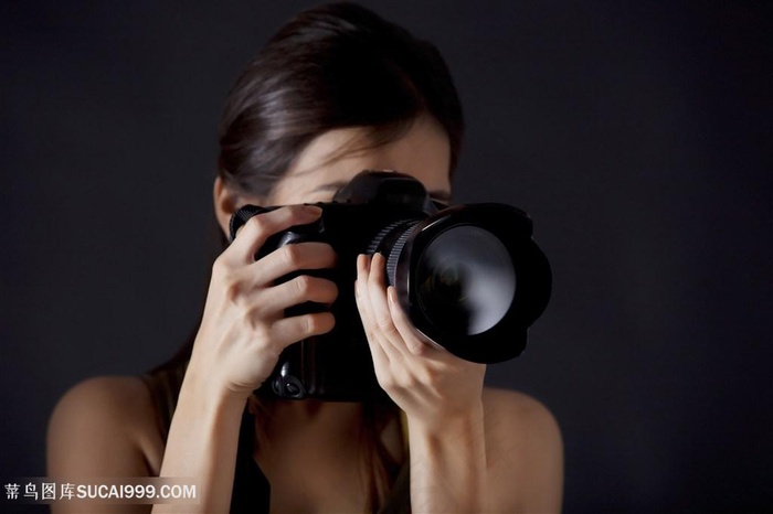 职业人物拍照的女摄影师图片