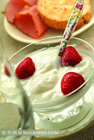 草莓酸奶和火腿面包素材图片