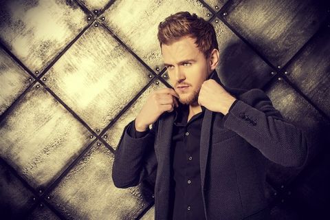 整理领子的外国男模高清摄影图