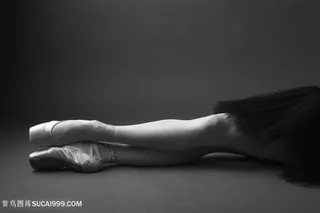 黑白照片女子练芭蕾的腿